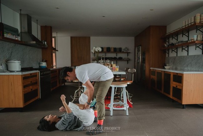 Melakukan pemotretan dengan konsep rumahan juga dilakukan Tara Budiman dan Gya. Mereka tampak romantis besenda-gurau dengan konsep busana casual. Foto: Dok. Instagram