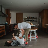 Melakukan pemotretan dengan konsep rumahan juga dilakukan Tara Budiman dan Gya. Mereka tampak romantis besenda-gurau dengan konsep busana casual. Foto: Dok. Instagram