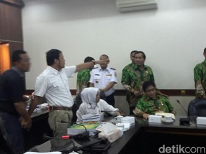 Rapat Anggota Dewan dengan OPD Jember Ricuh, Kotak Kue Melayang