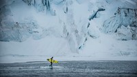 Ramon Navarro, orang pertama dan mungkin baru satu-satunya yang diketahui berselancar di Antartika, Kutub Selatan yang juga atlet dari Red Bull (Dok. CNN Travel)