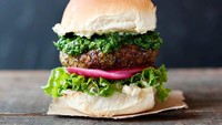 Chimi Cha Cha Burger dibuat dengan patty jamur miju-miju hitam, bawang bombay, peterseli, saus chimichurri, alpukat, daun hijau dan mayones bawang panggang. Foto: Istimewa