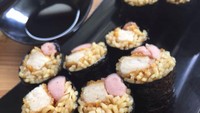 Tak semua sushi dibuat dengan nasi. Yang ini namanya sushi juga tapi memakan mie instan sebagai isiannya. Sushi Indomie dijual di Warunk Exito. Foto: Istimewa