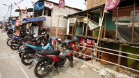Pinggir jalan tersebut juga dijadikan sebagai tempat parkir.