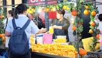 Minuman segar yang langsung diperas dari jeruk murni. Harganya 5.000 won (Rp 65.000). Foto: Ardhi Suryadhi