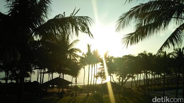 Pemandangan pantai dan sunrise dari balik balkon kamar 