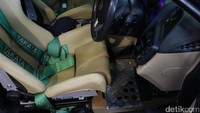 Agar memperkuat kesan sporty, di kabin mobil dipasang karpet bordes.