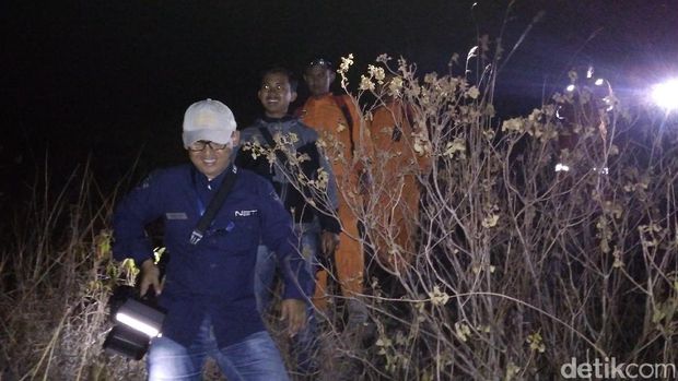 Petugas gabungan berasal dari Badan Penanggulangan Bencana Daerah (BPBD) dan Balai Konservasi Sumber Daya Alam (BKSDA) Garut.