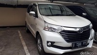 Ada 4 letusan terdengar dalam insiden itu. Lalu terjadi kejar-kejaran di Jl Gerbang Pemuda, lalu ke jalan layang Senayan-Gatot Subroto. Turun di jalan layang, belok kiri. Di situ mobil Avanza putih ini dipepet dua mobil. Foto: Cici/detikcom