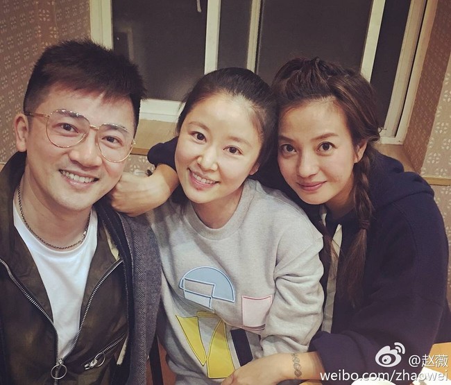 Meski tampil tanpa makeup, Ruby Lin tetap terlihat cantik. Ini adalah foto saat dirinya bertemu dengan para pemain Putri Huan Zhu lainnya yaitu Vicky Zhao dan Alec Su.Foto: Instagram