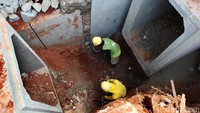 Bahkan, truk sampah setiap saat lewat sehingga kemacetan sering terjadi.