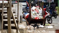 Tumpukan sampah terdapat di sejumlah titik.