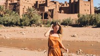 Lalu, Kiersten mencoba traveling selama empat bulan ke Australia. Usai trip, ia kecanduan traveling. Ia pun kembali mengumpulkan dana dan kembali traveling ke berbagai destinasi di dunia (Dok. theblondeabroad/Instagram)