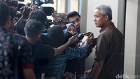 Ganjar enggan berkomentar mengenai pemeriksaannya untuk Setya Novanto. Namun ia akan menjawab pertanyaan dari penyidik KPK.