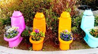 Hiasan taman berupa jamban warna-warni yang dialihfungsikan menjadi pot bunga. Sangat kreatif dan tetap bertema toilet (Haewoojae)