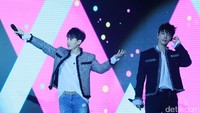 Donghae dan Eunghyuk meminta fans untuk menyanyi bersama. (Foto: Donghae dan Eunhyuk (Ismail/detikHOT)