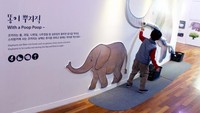Suasana pameran di dalam Museum Toilet. Mengusung toilet sebagai tema utama, pameran di dalamnya juga rutin diganti (Haewoojae)