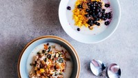 Oatmeal ini dibuat dalam 3 varian, mulai dari coklat dan selai kacang dengan topping pisang, kunyit dan kismis dengan blueberry, hingga linen, tahini, dan date syrup dengan topping gandum dengan kismis dan biji labu. Foto: Istimewa