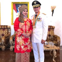 Wanita cantik lainnya yang menikah dengan pejabat adalah Sherrin Tharia. Ia merupakan seorang istri dari Gubernur Jambi Zumi Zola. Foto: Instagram