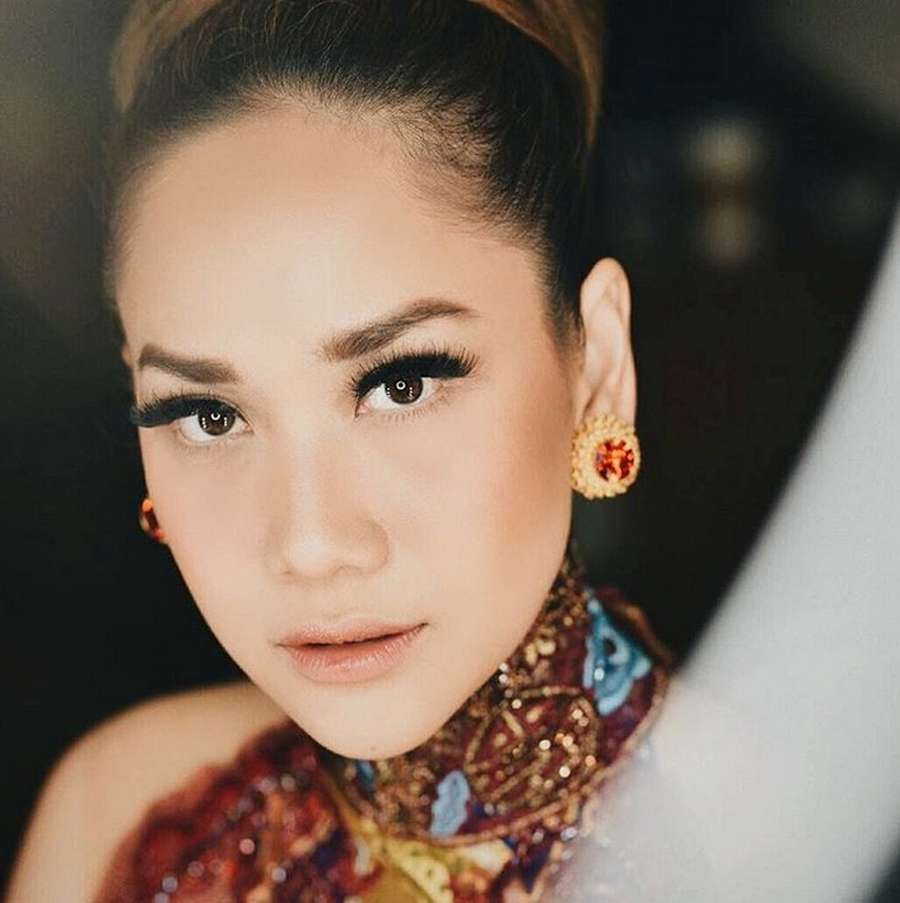 Gaya Bunga  Citra  Lestari  dengan Dress  Biru Transparan Foto 4