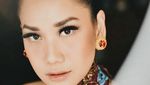 Gaya Bunga Citra Lestari dengan Dress Biru Transparan