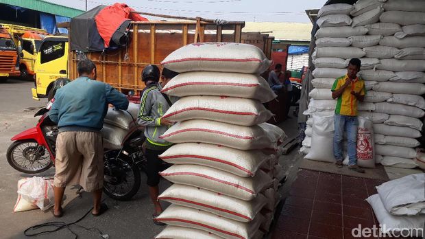 Pasokan Beras Daerah ke Pasar Induk Cipinang Turun 50%.