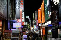 Street food alias jajanan kaki lima seharusnya identik dengan harga ramah kantong. Namun di area wisata Myeongdong, Korea Selatan, meski dijajakan di atas gerobak, harganya setara bintang lima.