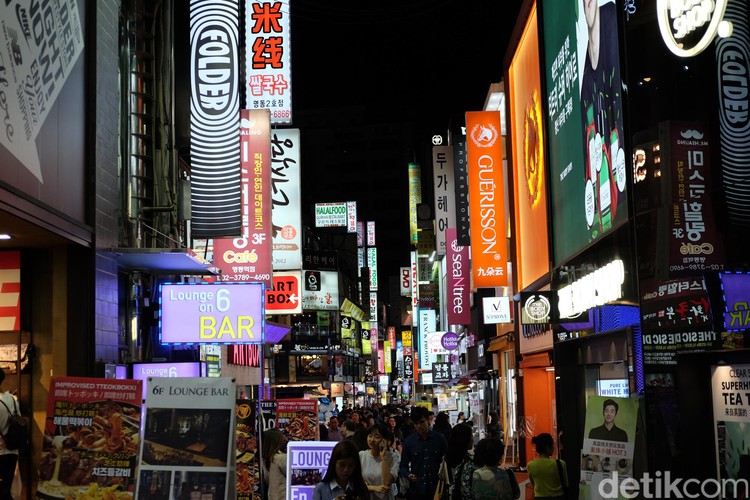 Street food alias jajanan kaki lima seharusnya identik dengan harga ramah kantong. Namun di area wisata Myeongdong, Korea Selatan, meski dijajakan di atas gerobak, harganya setara bintang lima.