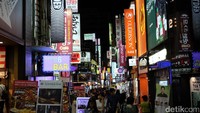 Myeongdong merupakan spot favorit bagi para turis yang berkunjung ke kota Seoul. Area ini dipenuhi oleh berderet toko, restoran serta jajanan kaki lima. Foto: Ardhi Suryadhi