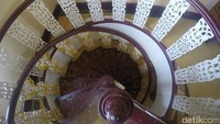 Jangan lewatkan juga lantai dua dengan tangga berputar yang menarik (Fitraya/detikTravel)