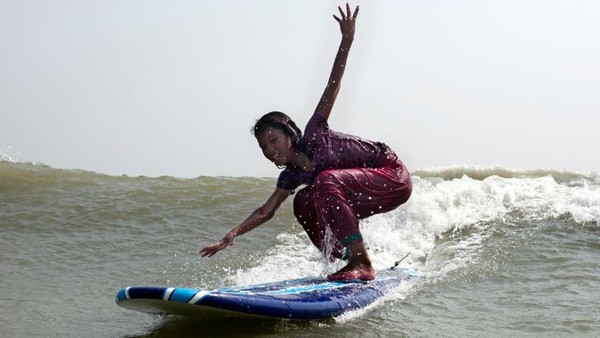 Di negara Islam Bangladesh, peselancar pria memang sangat banyak dibanding wanita. Namun, baru-baru ini ada peselancar perempuan di Kota Coxs Bazar juga baru didirikan sekolah surfing pertama di sana (Dok. CNN Travel)