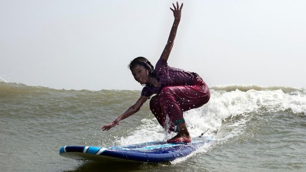 Di negara Islam Bangladesh, peselancar pria memang sangat banyak dibanding wanita. Namun, baru-baru ini ada peselancar perempuan di Kota Coxs Bazar juga baru didirikan sekolah surfing pertama di sana (Dok. CNN Travel) Di negara Islam Bangladesh, peselancar pria memang sangat banyak dibanding wanita. Namun, baru-baru ini ada peselancar perempuan di Kota Coxs Bazar juga baru didirikan sekolah surfing pertama di sana (Dok. CNN Travel)