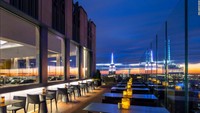Bar SixtyFive berada di puncak Rockefeller Center, lantai 65. Pastinya bisa lihat pemandangan keren!