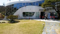 Saking cintanya pada toilet, Sim yang juga dijuluki sebagai Mr Toilet ini juga merombak ulang rumahnya. Atas bantuan dari arsitek bernama Go Gi Wong, akhirnya rumah Sim disulap menjadi sebuah museum berbentuk jamban raksasa (Haewoojae)