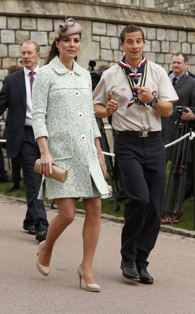 Kate Middleton memakai coat hijau dari Mulberry. Foto: Dok. Getty Images