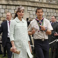 Kate Middleton memakai coat hijau dari Mulberry. Foto: Dok. Getty Images