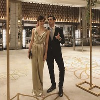 Renata dinikahi Fachri Albar dengan mas kawin unik yaitu emas 24 karat yang dibentuk menjadi kelinci. Foto: Instagram