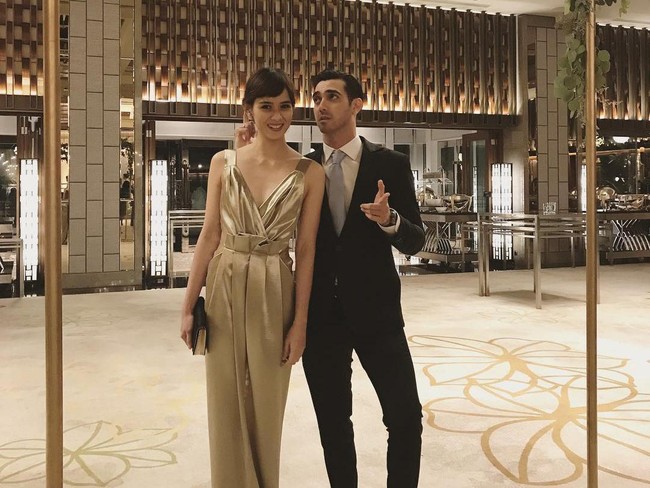 Renata dinikahi Fachri Albar dengan mas kawin unik yaitu emas 24 karat yang dibentuk menjadi kelinci. Foto: Instagram