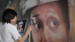 Begini Proses Mural Warkop DKI Reborn di Pesawat