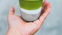 Parfait chia pud merupakan sajian yoghurt kelapa dengan smoothie hijau yang memiliki tampilan cantik dan menarik dengan rasa yang lezat. Foto: Istimewa