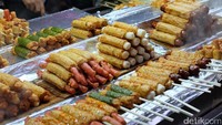 Turis muslim memang harus lebih aktif bertanya ke penjual soal daging yang digunakannya. Khususnya makanan berbahan dasar sosis, hampir semuanya berbahan daging babi. Foto: Ardhi Suryadhi