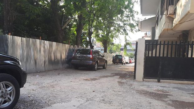 Jalanan di wilayah itu juga belum diaspal.