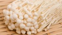 Jamur Enoki ini bentuknya halus seperti jarum berwarna putih. Rasanya renyah agak manis dan sering dimasukkan dalam sup.Foto: Istimewa