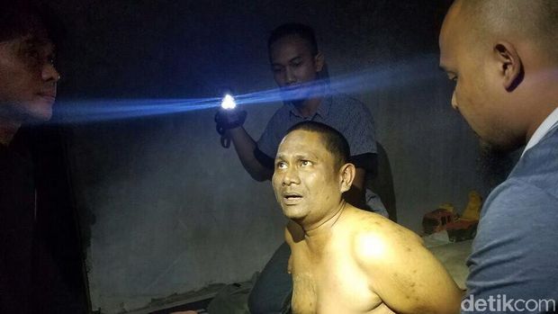 Akbar saat ditangkap polisi di Batam.