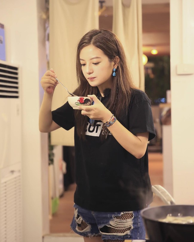 Setelah 20 tahun lebih berkarier Vicky Zhao membuktikan dirinya masih tetap terlihat awet muda dengan kulit putih mulusnya yang masih tampak menawan.Foto: Instagram