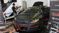 Albara Titan memodifikasi mobil tersebut di bengkel H20 Body Work, Bandung.