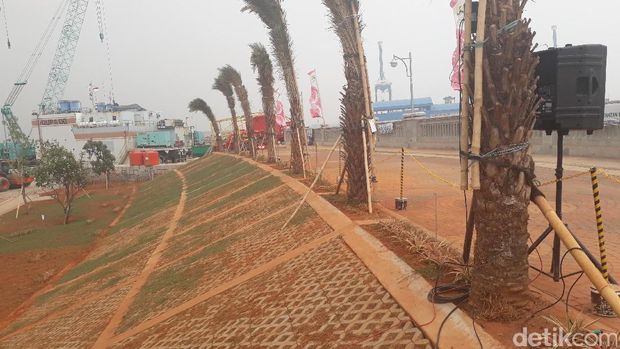 Pembangunan Tanggul Laut Kalibaru, Jakarta Utara.