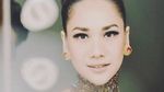 Gaya Bunga Citra Lestari dengan Dress Biru Transparan