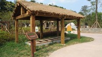 Di luar museum, traveler juga bisa melihat sejumlah hiasan bertema toilet. Bahkan ada pajangan berupa toilet tradisional Korea zaman dulu (Haewoojae)