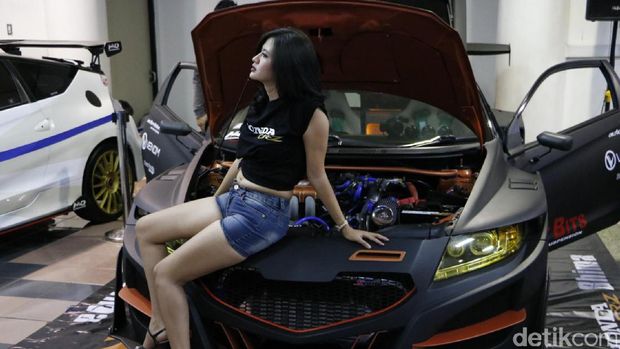 Model berpose dengan Honda CR-Z Super Street