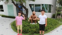Sejumlah patung bertema toilet juga tampak menghiasi pekarangan Museum Toilet. Contohnya seperti patung anak kecil berwarna emas yang sedang buang air (Haewoojae)